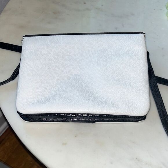 Isaac Mizrahi classic White and Black leather Crossbody Bag - Picture 8 of 9